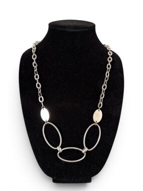Silver‑Tone Interlocking Rings Pullover Minimalist Statement Necklace – 17" Drop